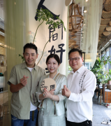 知名艺人戴军担任花皙蔻福利官，与北大夫妇一起分享更高效的抗老经验